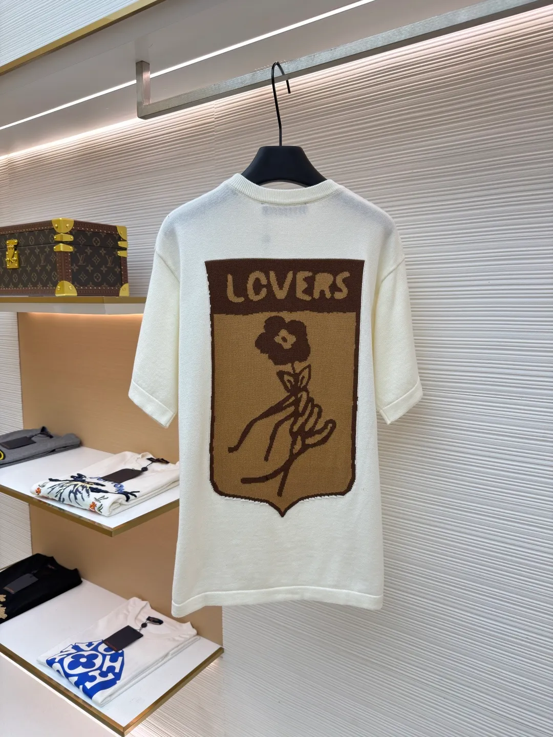 LOUIS VUITTON box flower knitted short sleeves ●Original version: 10,000 purchased and developed ●Item number: 1682409-A55 ●Fabric: densely spun cotton knitted fabric ●Technology: intarsia jacquard production ●Color: white ●Version: fitted version ●Weight: about 330g ●Size: S-M-L-XL ●Description: Custom-woven cloud soft densely spun cotton knitted fabric, delicate, soft and comfortable to the skin The classic black tone exudes an innate sense of luxury and is devouring by temperature. The front uses intarsia to restore the texture of the iconic hard box. The classic tones of antique brown and caramel gold freeze time. The back ends with Monogram flowers, allowing the totem of holding roses to bloom on the fabric. True luxury is never noisy, but there are surprises everywhere. Walking retro pictorial, intarsia jacquard weaving. By interweaving yarns of different colors, intarsia of the iconic hard box and Monogram flowers are formed on the fabric. The fine weaving not only ensures the clarity of the pattern, but also greatly enhances the durability of the fabric. The garment washing water plus soft and deodorizing process uses professional washing equipment and specific detergents to deeply clean and deodorize the clothes, improving the feel and appearance of the clothes. The overall wiring is straight and delicate, the fabric is comfortable and soft, and the color is consistent without color difference. It can be matched with the same style to create a fashionable look and control various occasions. Customized accessories, complete with three standards, same style for men and women!